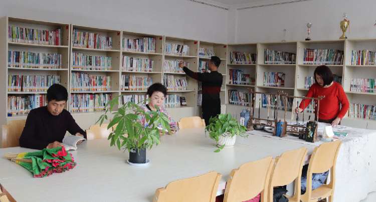 居民在社區(qū)城市書吧看書、繪畫。  通訊員  郭芳  攝  