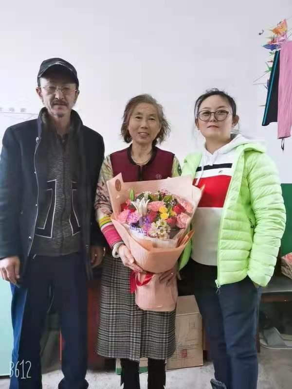 李桂芝和女兒牟鯤鵬、丈夫張順在一起