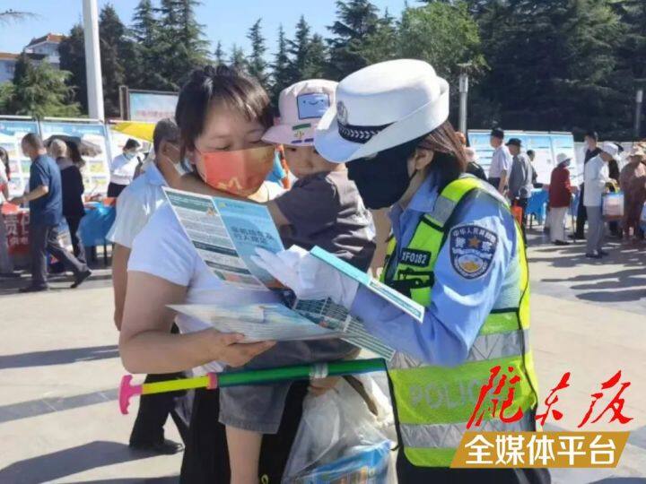 【創(chuàng)建全國(guó)文明城市·我們?cè)谛袆?dòng)】西峰公安交警強(qiáng)化“一老一小”宣傳，筑牢交通安全防線