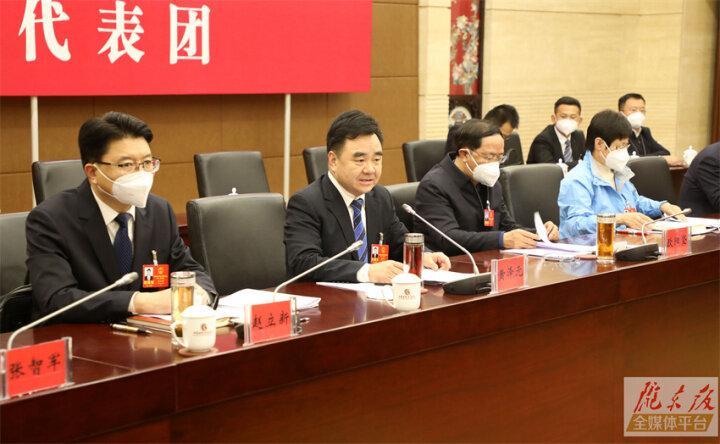 黃澤元在審議省政府工作報告時指出 加快推動老區(qū)振興發(fā)展讓人民生活過得更好 在建設(shè)幸福美好新甘肅中展現(xiàn)慶陽擔當作為