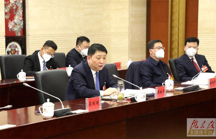 周繼軍在審議省政府工作報(bào)告時(shí)指出 賦能增勢跳起摸高不斷提升經(jīng)濟(jì)綜合實(shí)力 聚焦大事聚力突破以一域之彩為全局增光