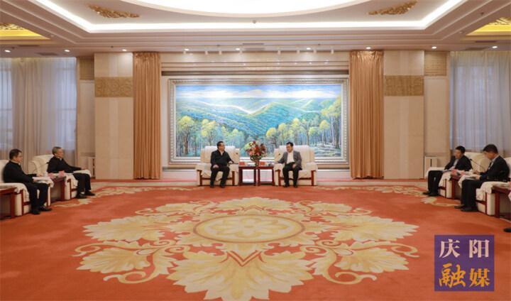 黃澤元與長慶油田分公司執(zhí)行董事、黨委書記李戰(zhàn)明和總經(jīng)理、黨委副書記余浩杰一行座談