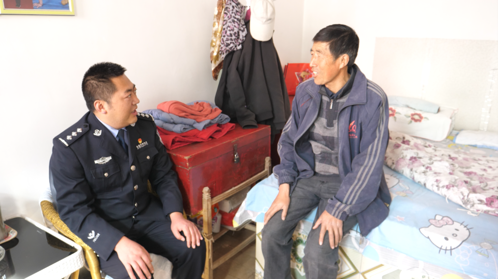 還清30元欠款！寧縣公安助92歲平?jīng)隼先送瓿?0年心愿