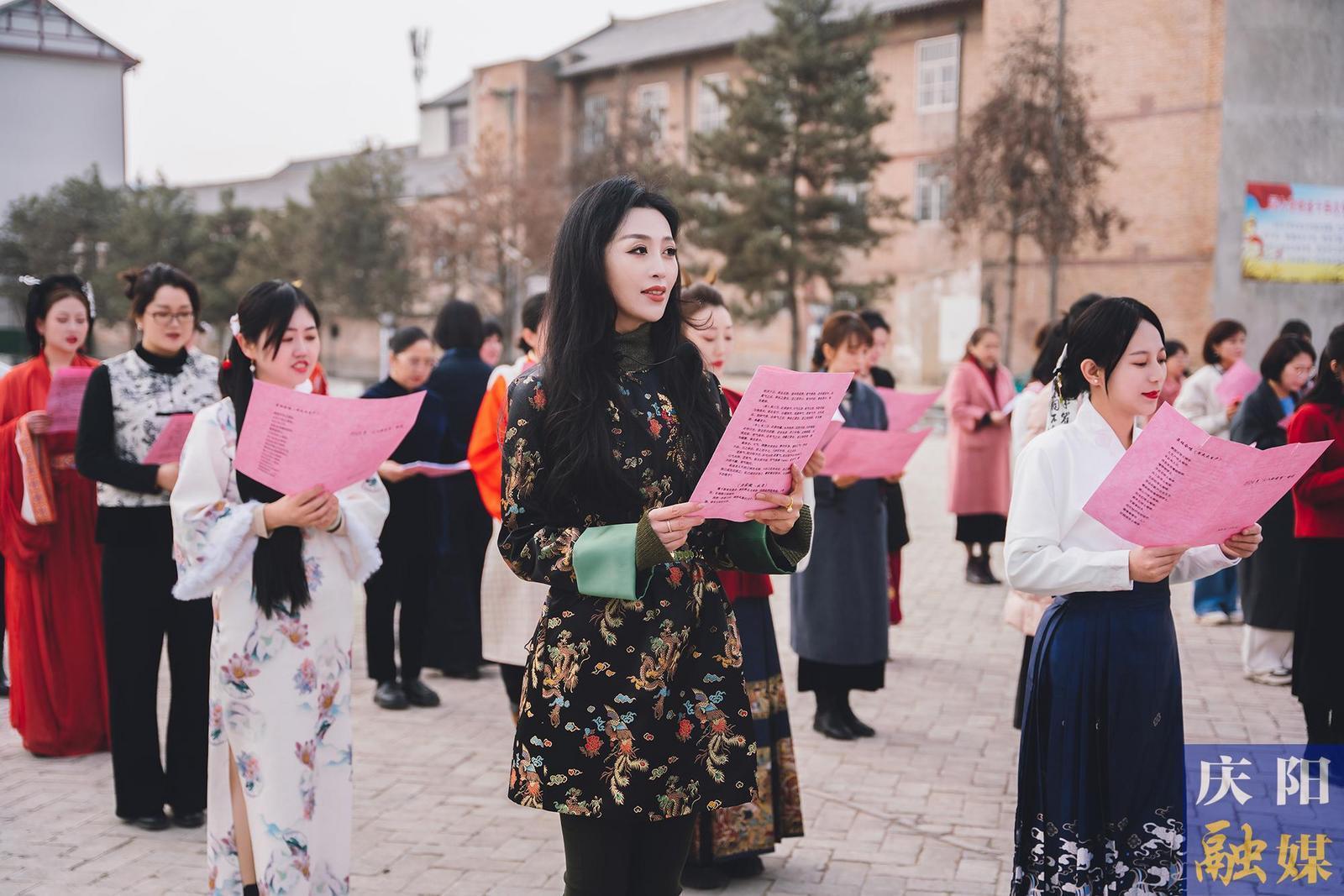 【攝影報(bào)道】春日有約不負(fù)芬芳 ——市委宣傳部、市委統(tǒng)戰(zhàn)部、市融媒體中心女職工攜手共慶“三八”國際勞動?jì)D女節(jié)