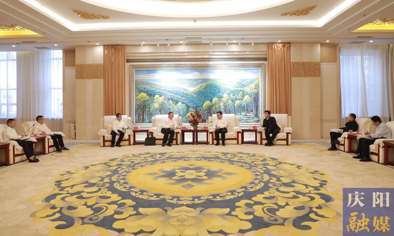 黃澤元與玉門油田分公司執(zhí)行董事、黨委書記來(lái)進(jìn)和一行座談