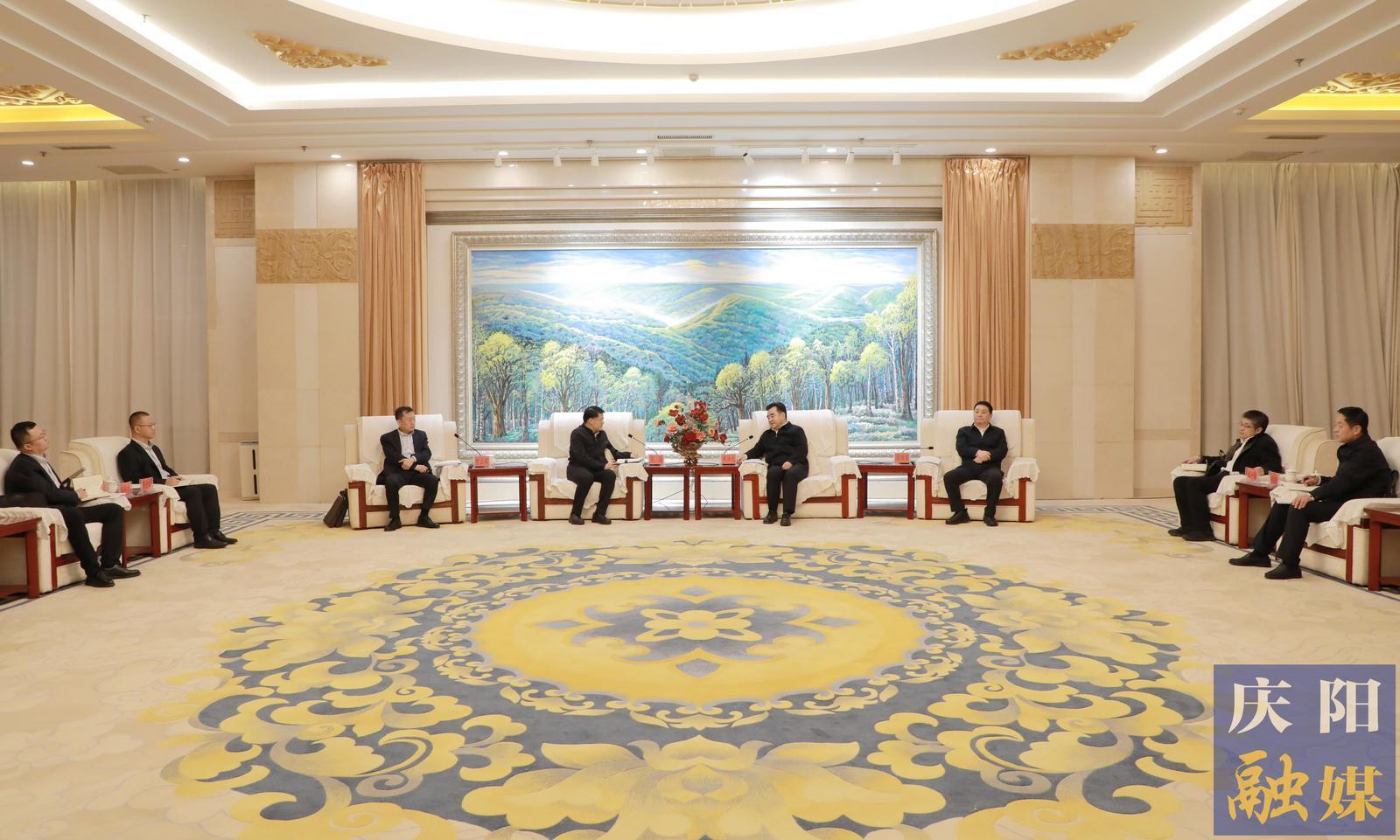 黃澤元周繼軍與中國農(nóng)業(yè)銀行甘肅省分行黨委書記、行長吳崗一行座談