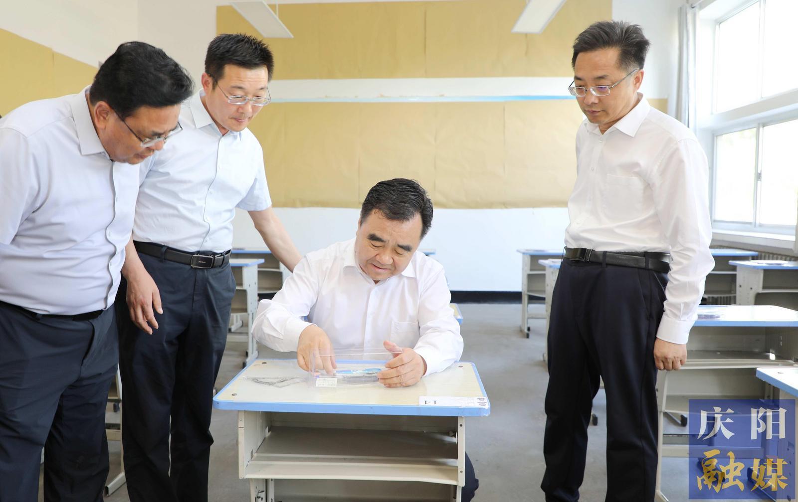 黃澤元在督查2025年高考準(zhǔn)備工作時強(qiáng)調(diào) 細(xì)之又細(xì)做好組織保障工作 確保全市高考安全平穩(wěn)有序